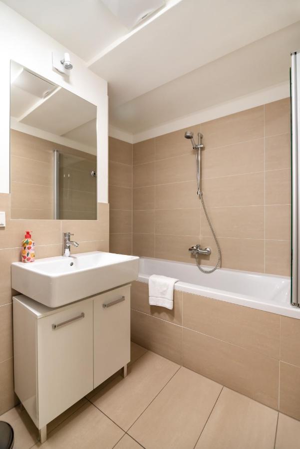 Quiet And Cozy Apartment Next To Mariahilfer Strasse And Naschmarkt With Ac, Minimum 30 Nights เวียนนา ภายนอก รูปภาพ
